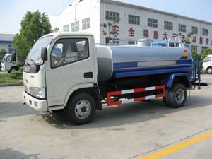 东风小金霸多功能洒水车 城乡环境卫士的实用选择